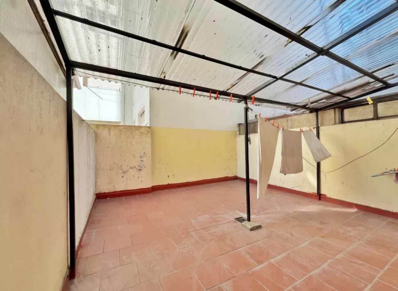 Venta de departamento de 1 ambiente y medio dividido con amplio patio