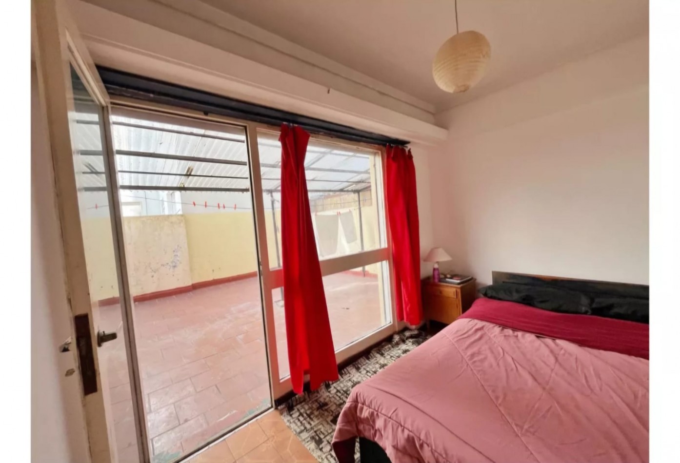 Venta de departamento de 1 ambiente y medio dividido con amplio patio