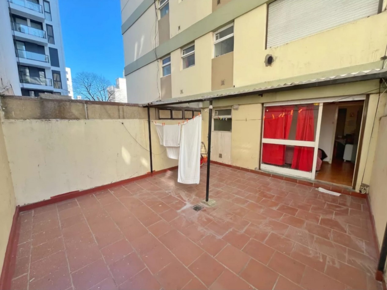 Venta de departamento de 1 ambiente y medio dividido con amplio patio