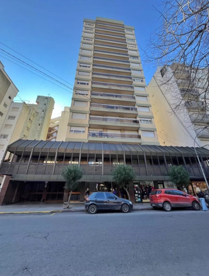 Venta de departamento de 1 ambiente y medio dividido con amplio patio
