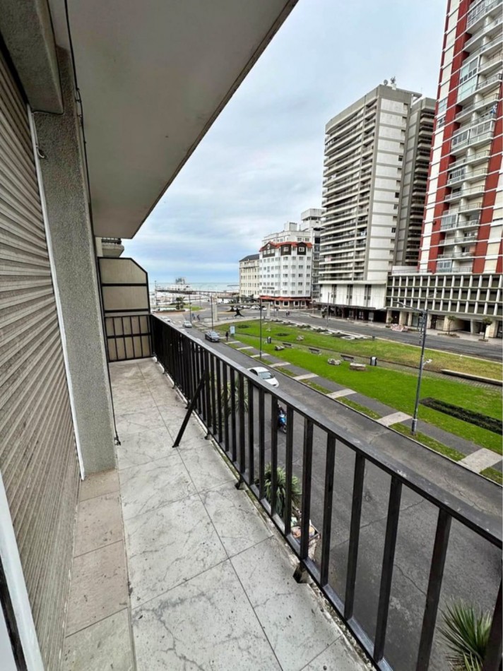Venta de departamento dos ambientes con balcon vista al mar 