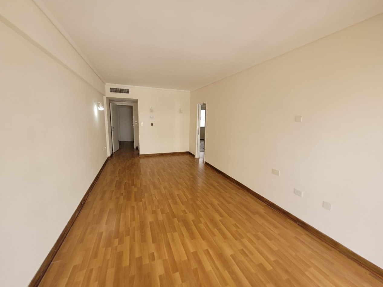 Departamento 3 ambientes a la calle con balcon saliente