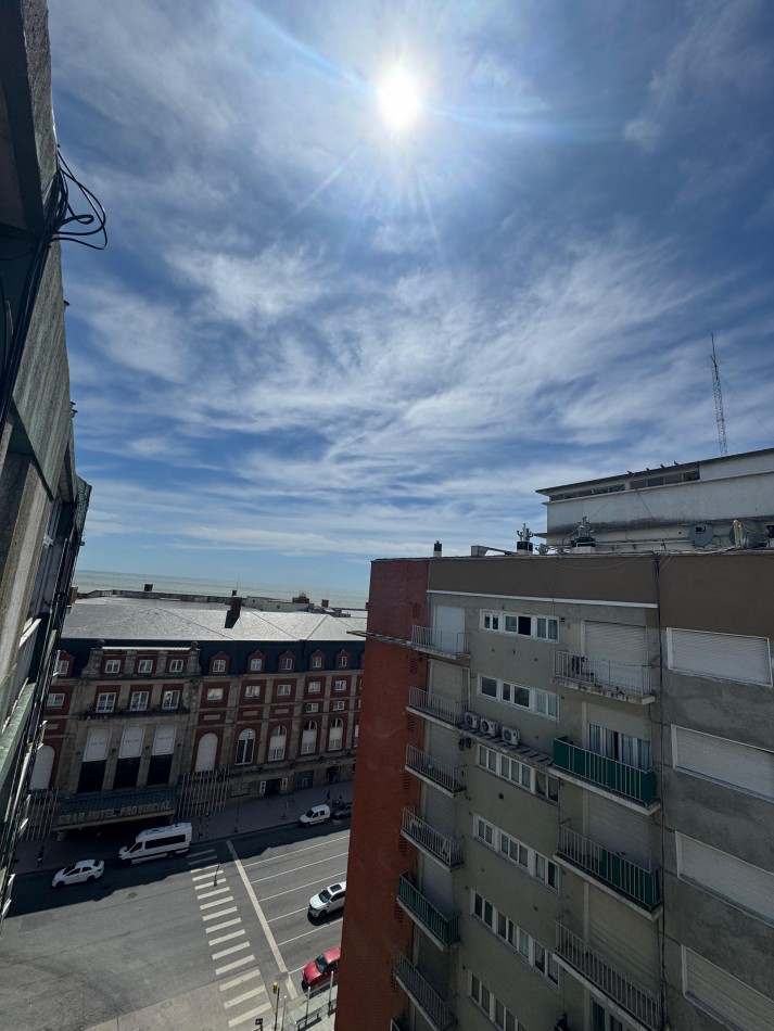 Venta de departamento cuatro ambientes a la calle con balcon terreza. Vista lateral al mar