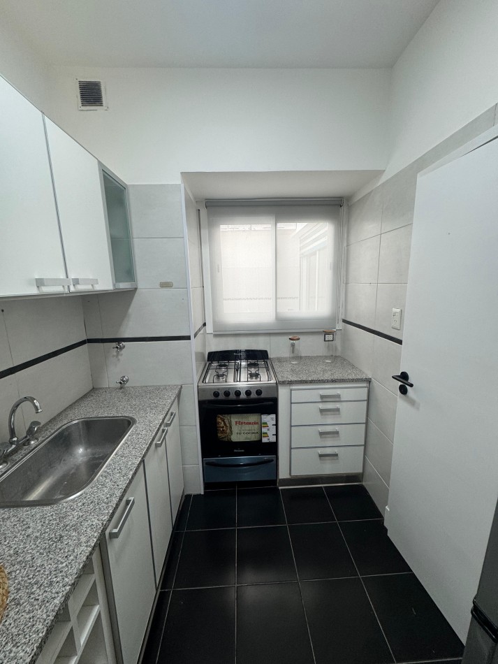 Venta de departamento cuatro ambientes a la calle con balcon terreza. Vista lateral al mar