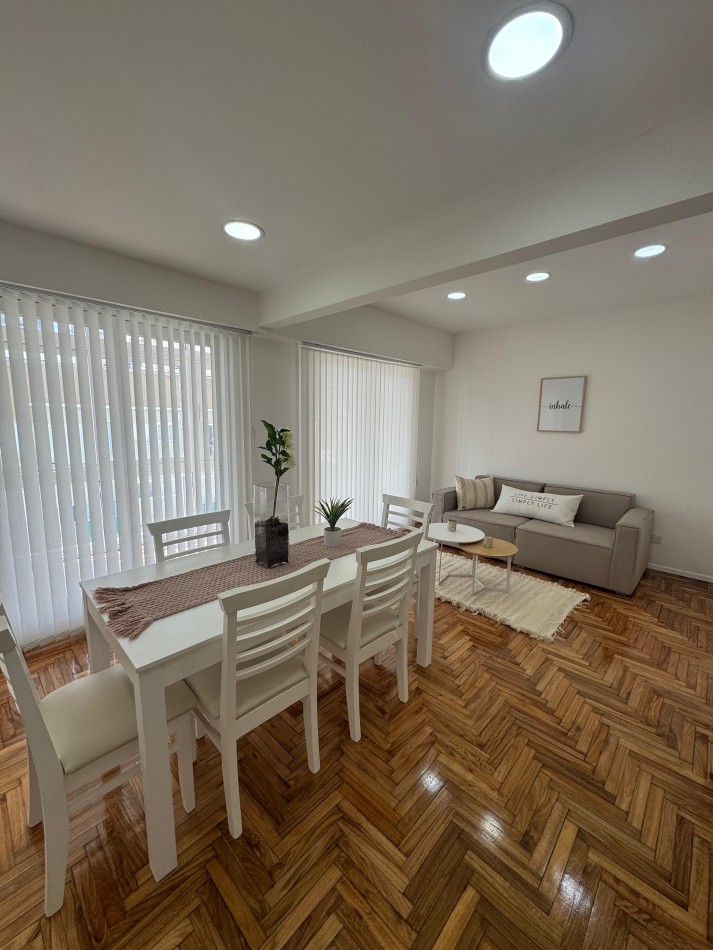 Venta de departamento cuatro ambientes a la calle con balcon terreza. Vista lateral al mar