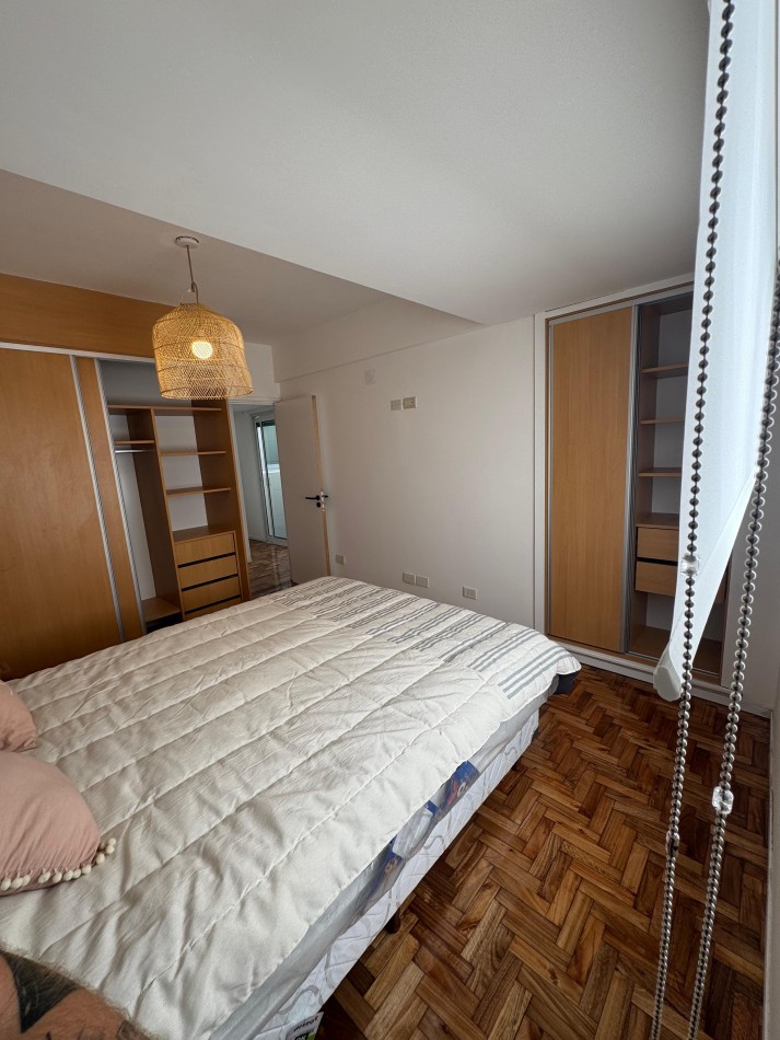 Venta de departamento cuatro ambientes a la calle con balcon terreza. Vista lateral al mar