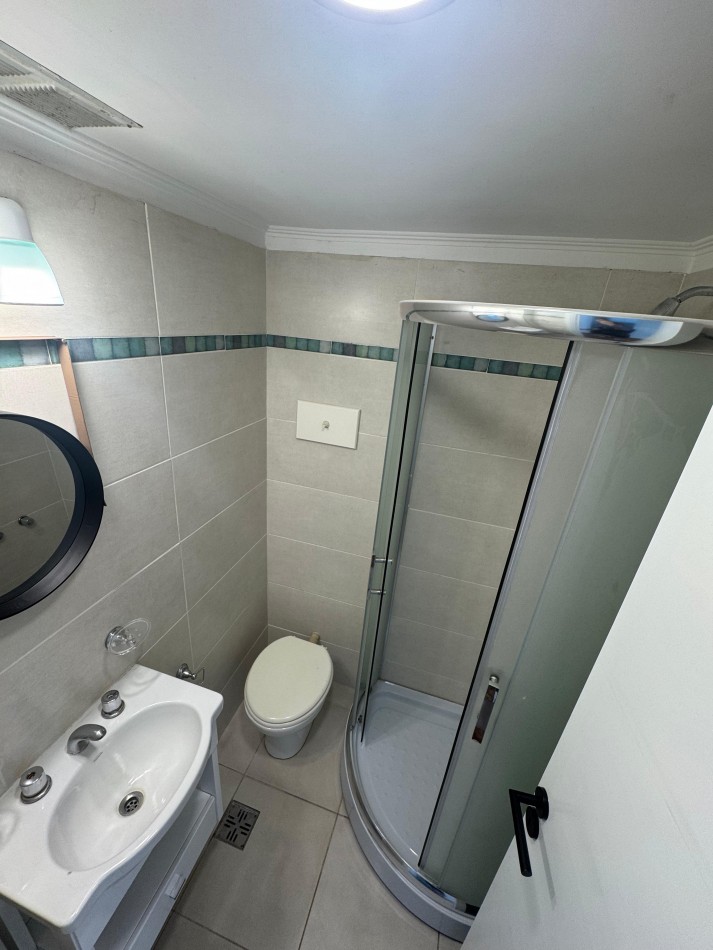 Venta de departamento cuatro ambientes a la calle con balcon terreza. Vista lateral al mar