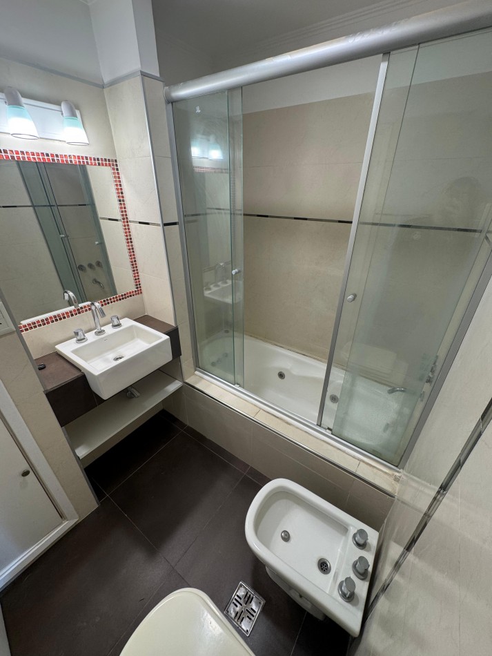 Venta de departamento cuatro ambientes a la calle con balcon terreza. Vista lateral al mar