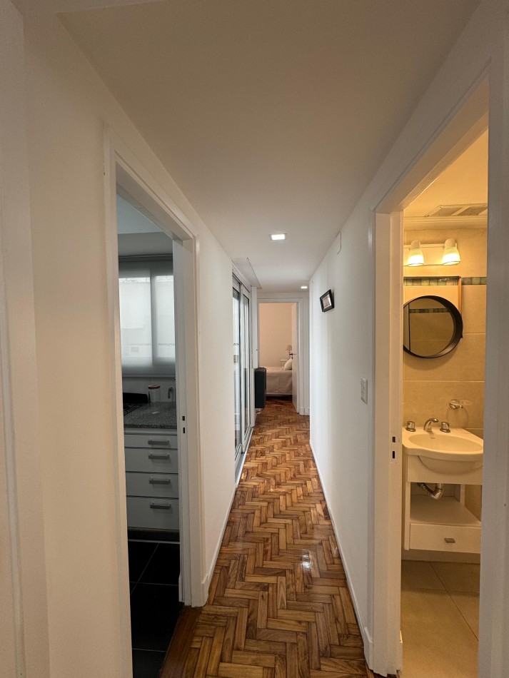 Venta de departamento cuatro ambientes a la calle con balcon terreza. Vista lateral al mar