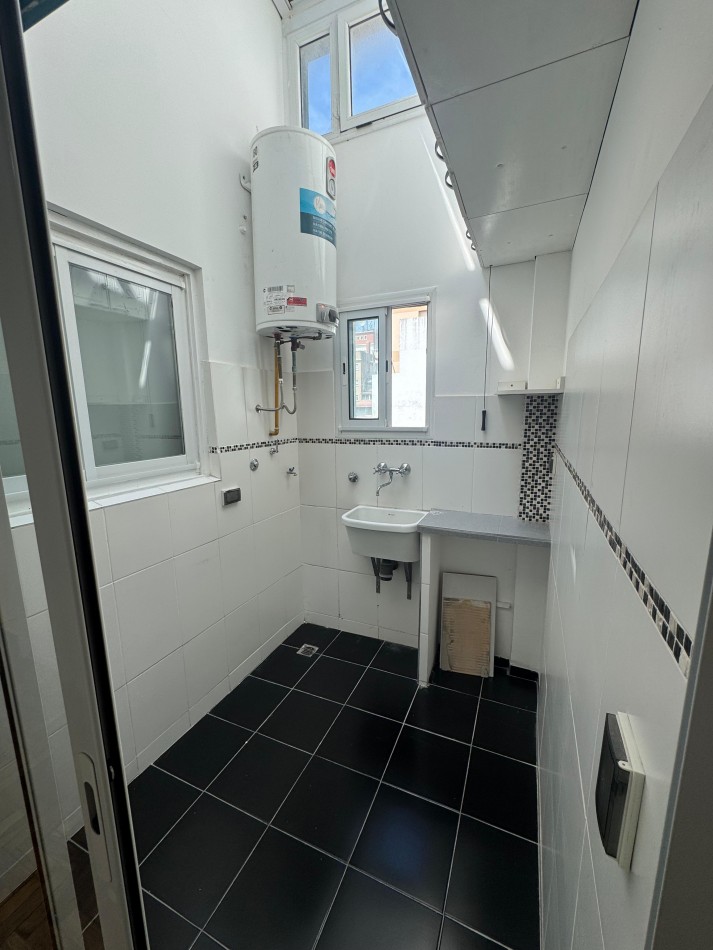 Venta de departamento cuatro ambientes a la calle con balcon terreza. Vista lateral al mar