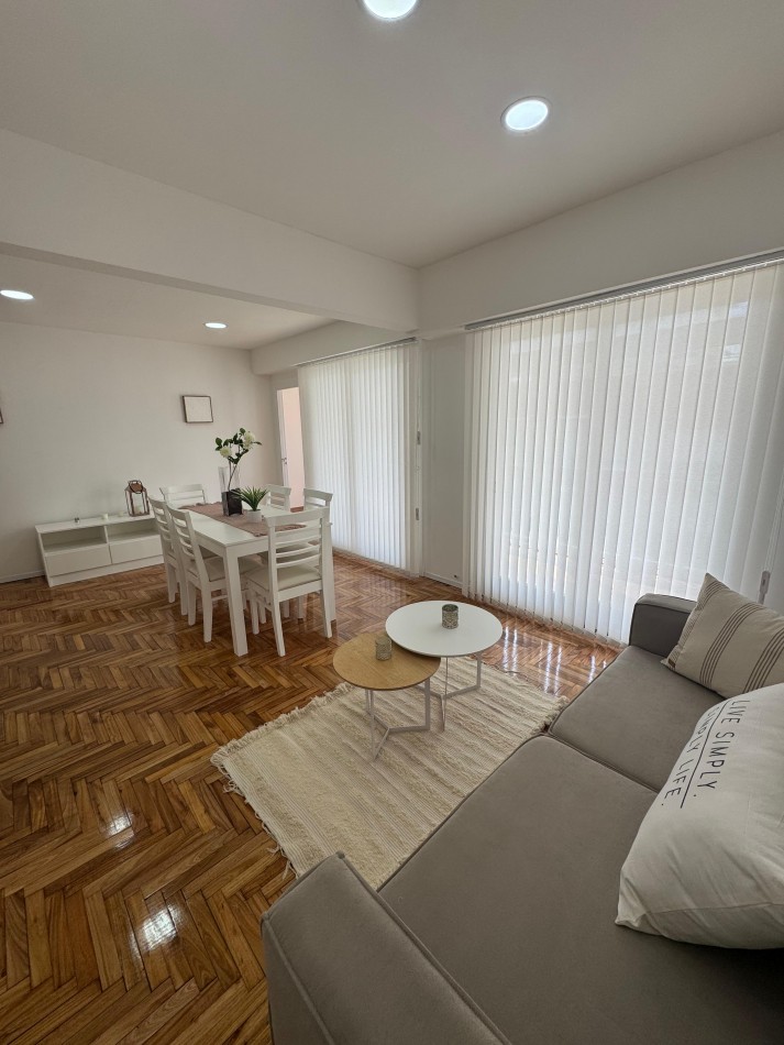 Venta de departamento cuatro ambientes a la calle con balcon terreza. Vista lateral al mar