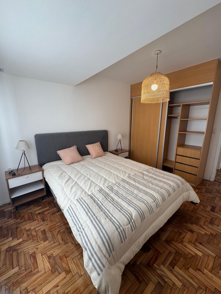 Venta de departamento cuatro ambientes a la calle con balcon terreza. Vista lateral al mar