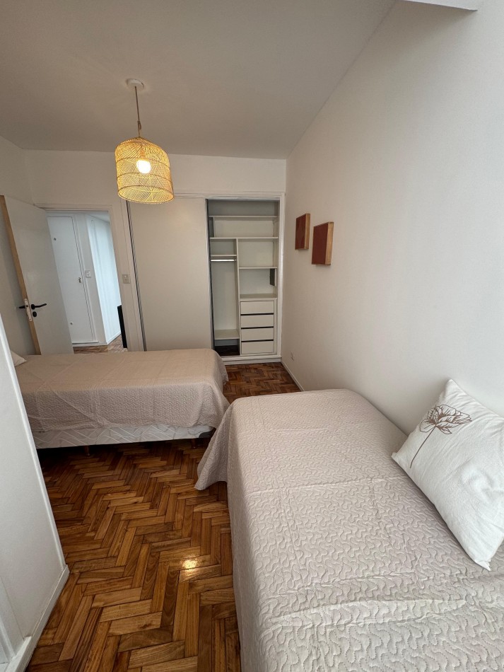 Venta de departamento cuatro ambientes a la calle con balcon terreza. Vista lateral al mar