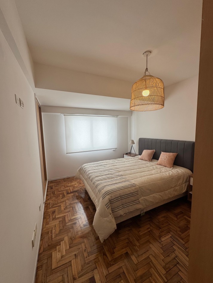 Venta de departamento cuatro ambientes a la calle con balcon terreza. Vista lateral al mar
