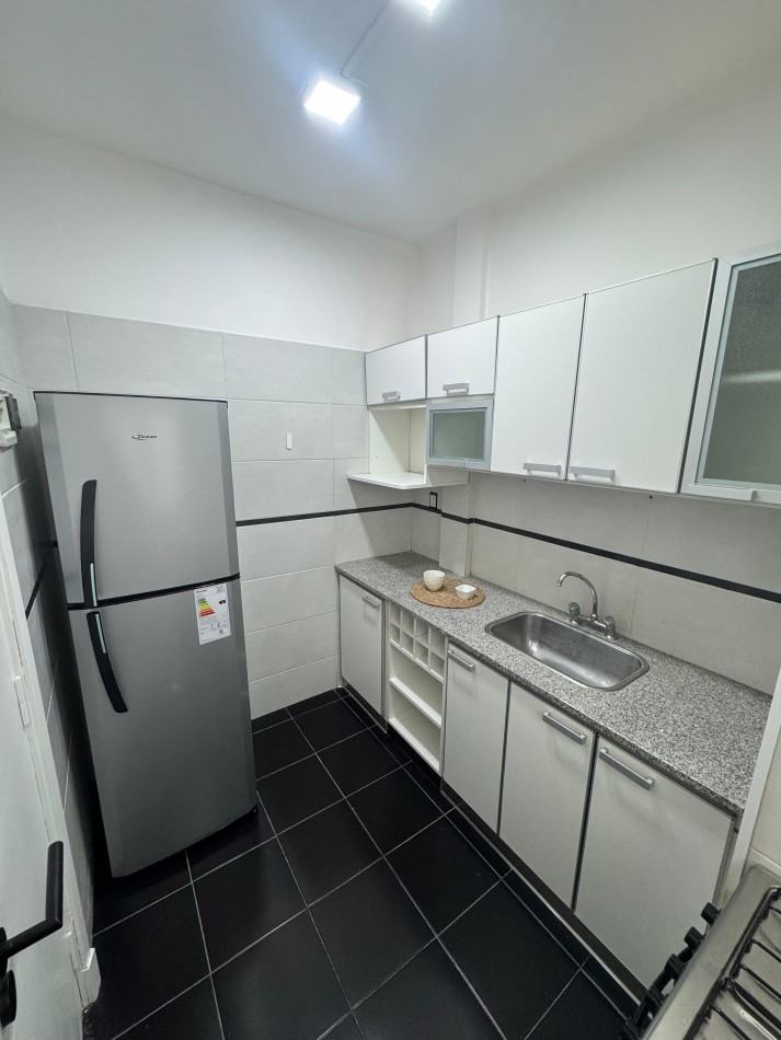 Venta de departamento cuatro ambientes a la calle con balcon terreza. Vista lateral al mar