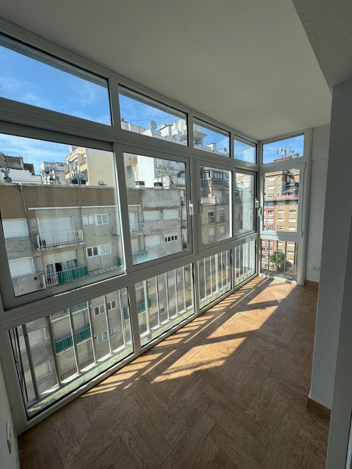 Venta de departamento cuatro ambientes a la calle con balcon terreza. Vista lateral al mar