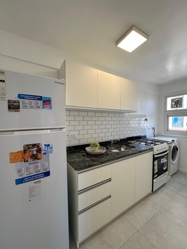  Venta de departamento 3 ambientes a la calle con balcon saliente corrido y cubierto. Con cochera fija n8 y baulera.