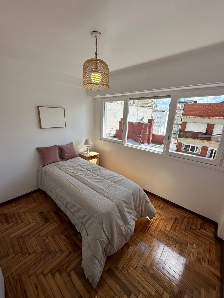  Venta de departamento 3 ambientes a la calle con balcon saliente corrido y cubierto. Con cochera fija n8 y baulera.