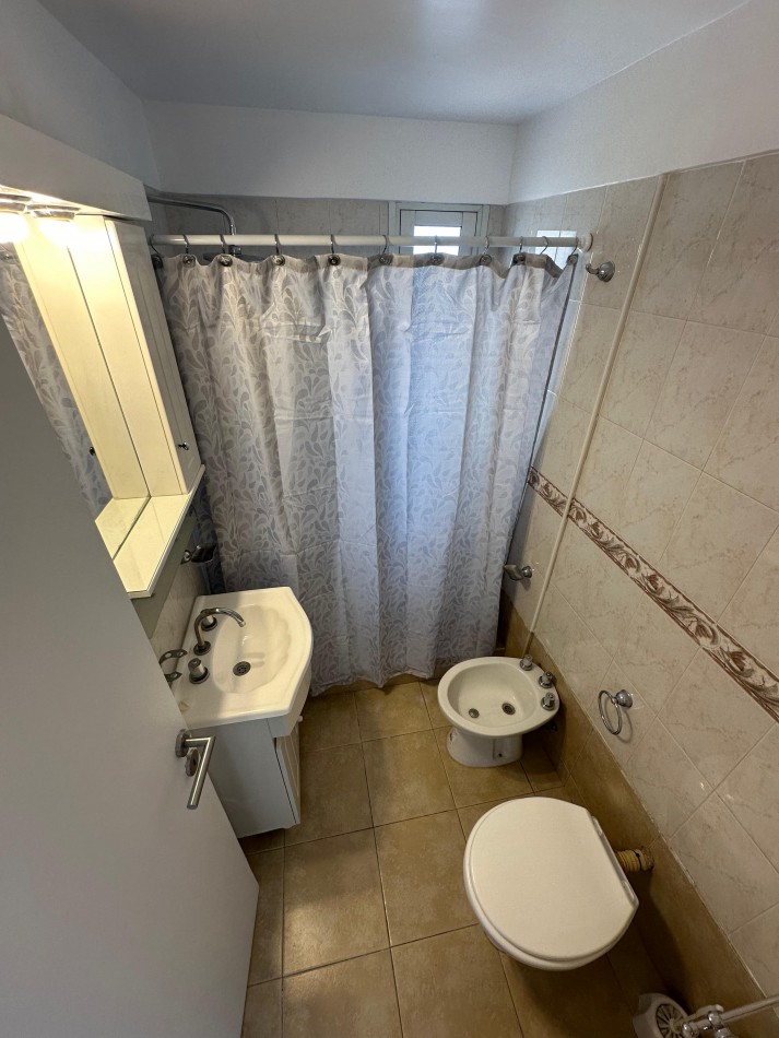  Venta de departamento 3 ambientes a la calle con balcon saliente corrido y cubierto. Con cochera fija n8 y baulera.