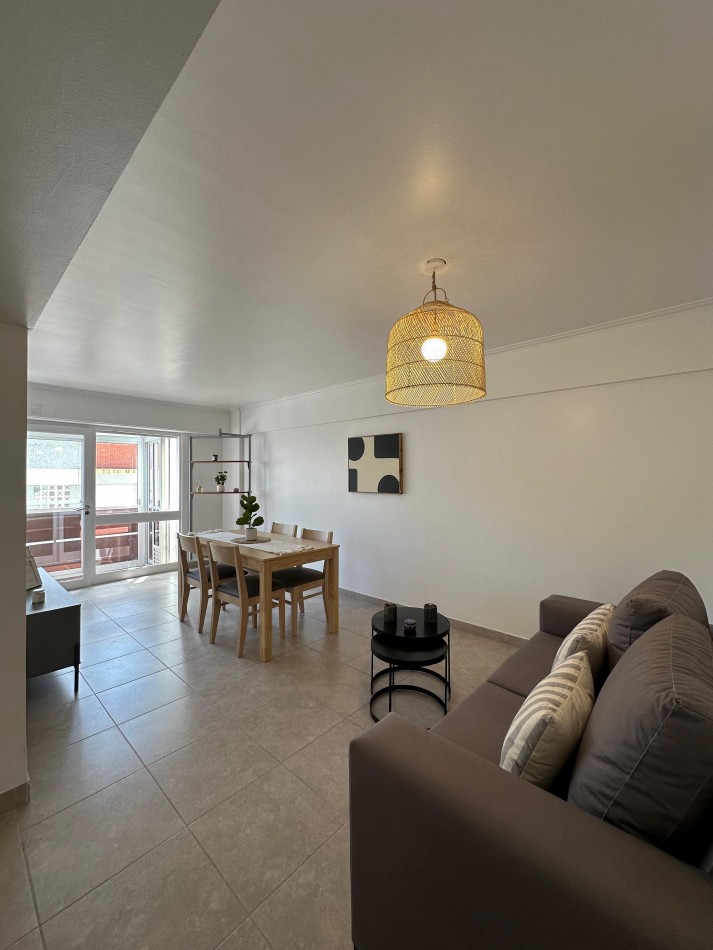  Venta de departamento 3 ambientes a la calle con balcon saliente corrido y cubierto. Con cochera fija n8 y baulera.