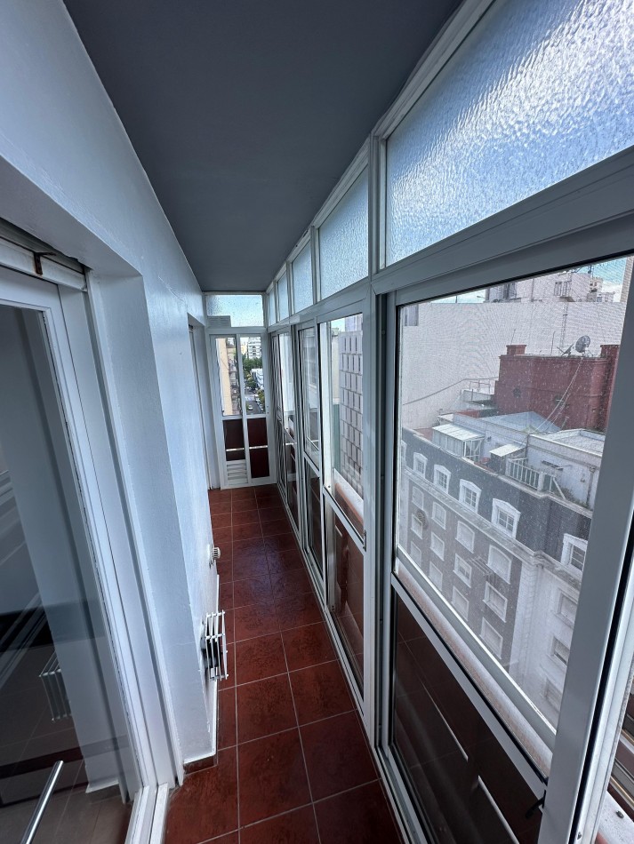  Venta de departamento 3 ambientes a la calle con balcon saliente corrido y cubierto. Con cochera fija n8 y baulera.