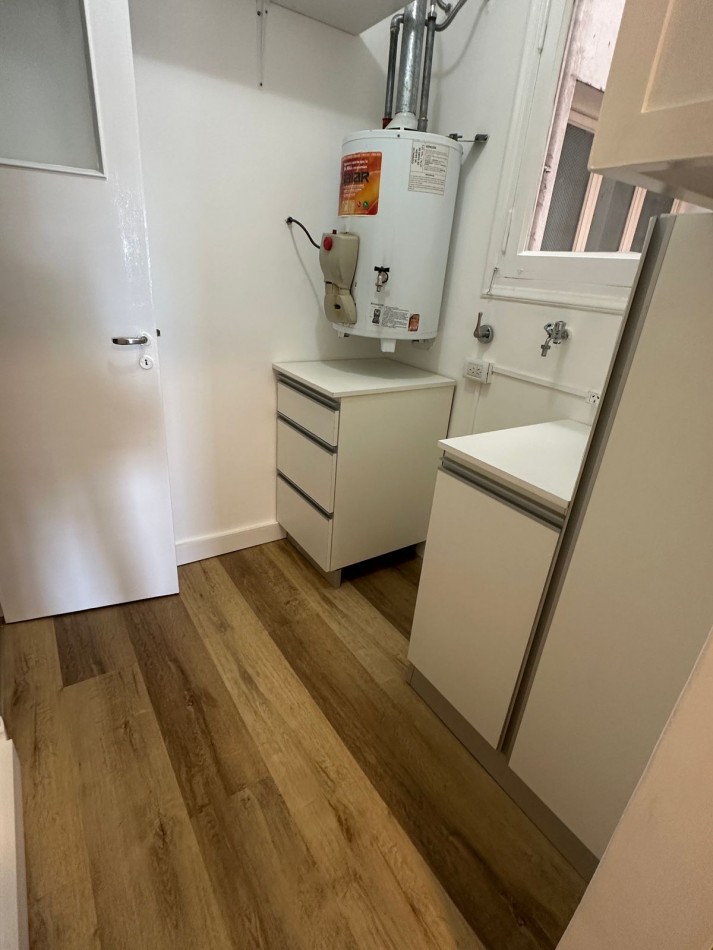 Venta de departamento 3 ambientes a la calle, balcon frances, vista parcial al mar. 