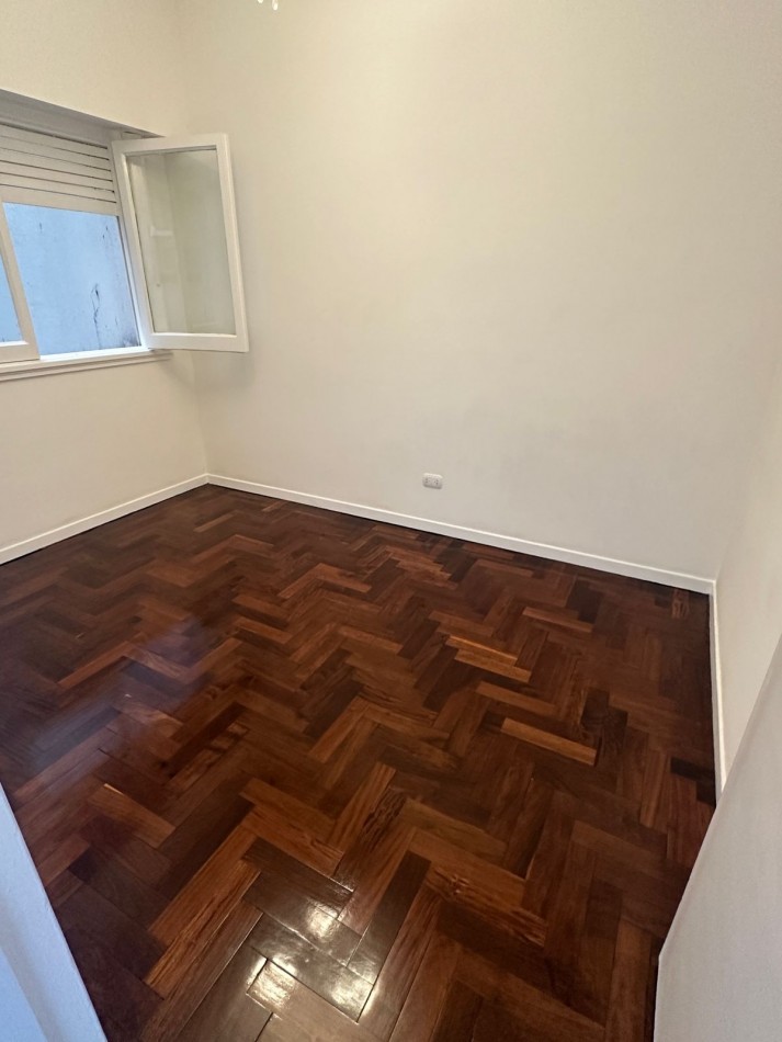 Venta de departamento 3 ambientes a la calle, balcon frances, vista parcial al mar. 
