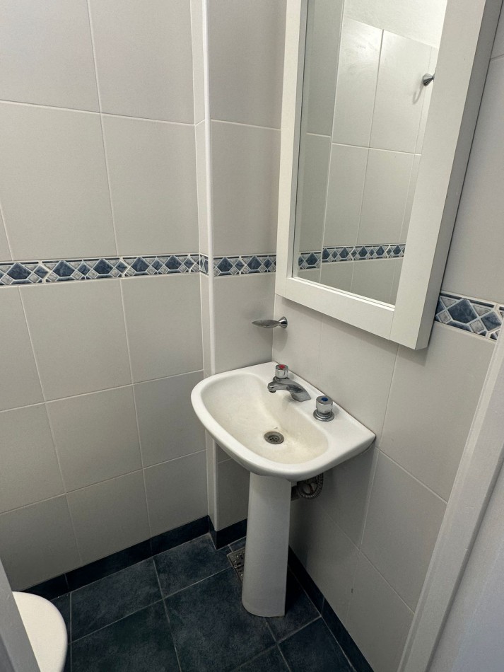 Venta de departamento 3 ambientes a la calle, balcon frances, vista parcial al mar. 