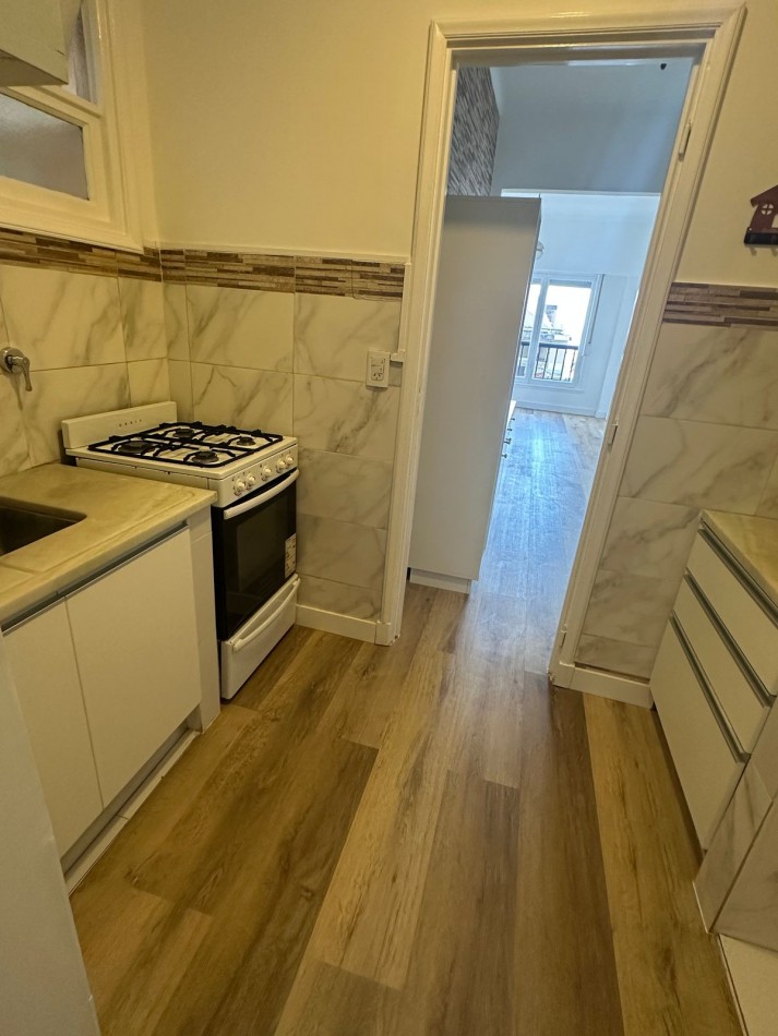 Venta de departamento 3 ambientes a la calle, balcon frances, vista parcial al mar. 