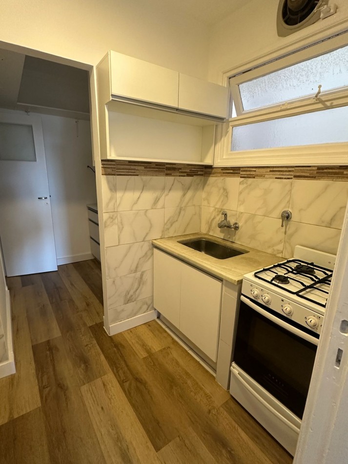Venta de departamento 3 ambientes a la calle, balcon frances, vista parcial al mar. 