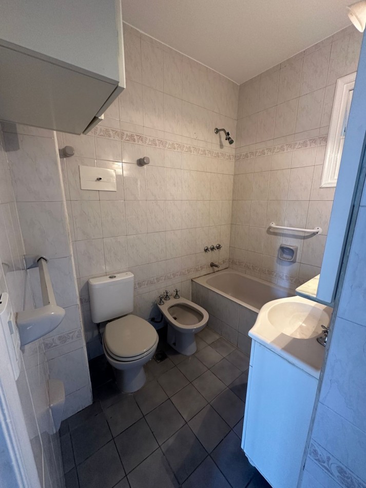 Venta de departamento 3 ambientes a la calle, balcon frances, vista parcial al mar. 