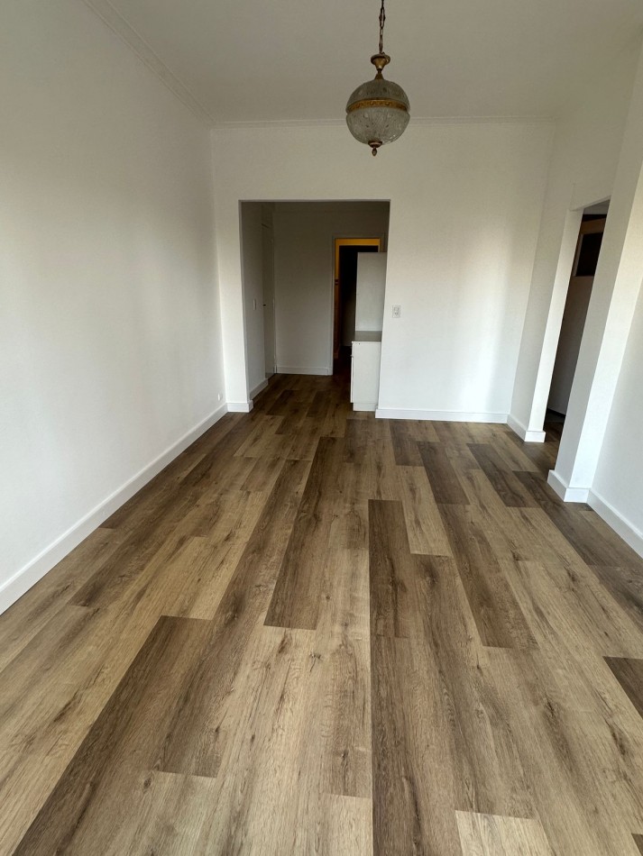 Venta de departamento 3 ambientes a la calle, balcon frances, vista parcial al mar. 