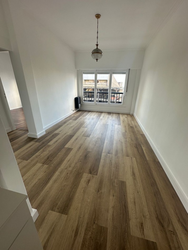 Venta de departamento 3 ambientes a la calle, balcon frances, vista parcial al mar. 