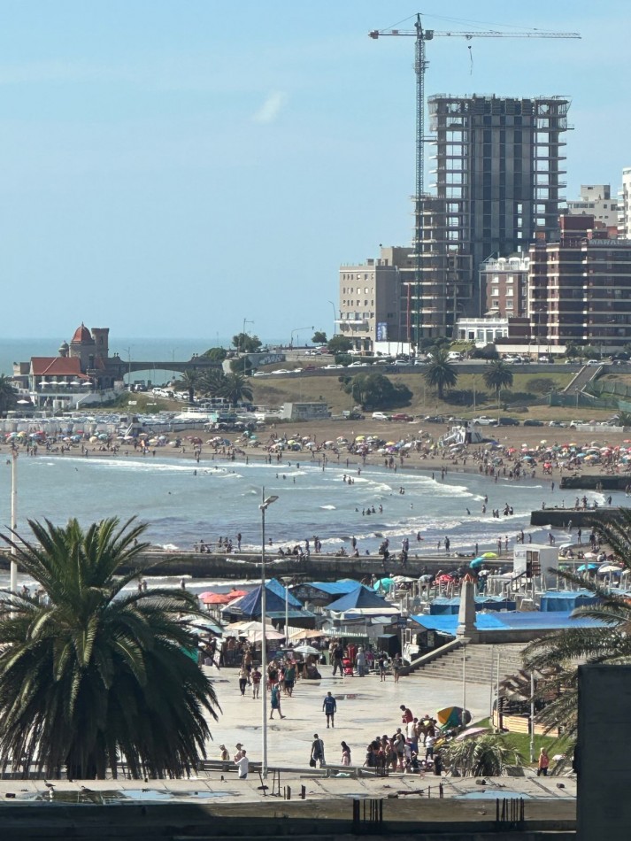 Venta de departamento 3 ambientes a la calle, balcon frances, vista parcial al mar. 