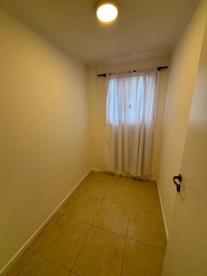 Venta 2 ambientes con dependencias de servicio , a la calle ,balcon frances y vista lateral al mar