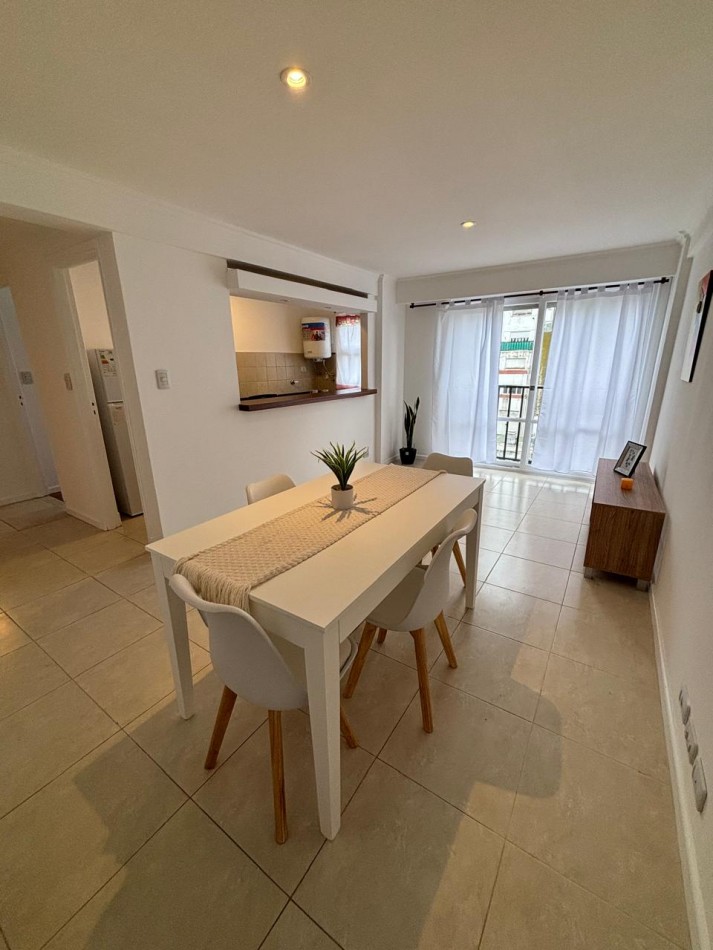 Venta 2 ambientes con dependencias de servicio , a la calle ,balcon frances y vista lateral al mar