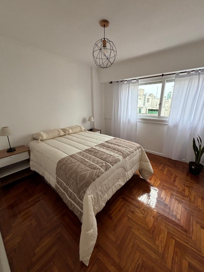 Venta 2 ambientes con dependencias de servicio , a la calle ,balcon frances y vista lateral al mar