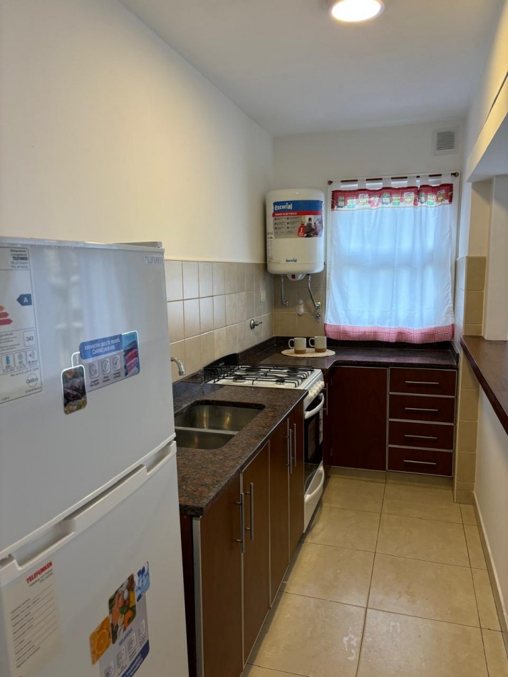 Venta 2 ambientes con dependencias de servicio , a la calle ,balcon frances y vista lateral al mar