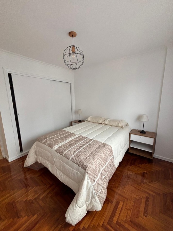 Venta 2 ambientes con dependencias de servicio , a la calle ,balcon frances y vista lateral al mar