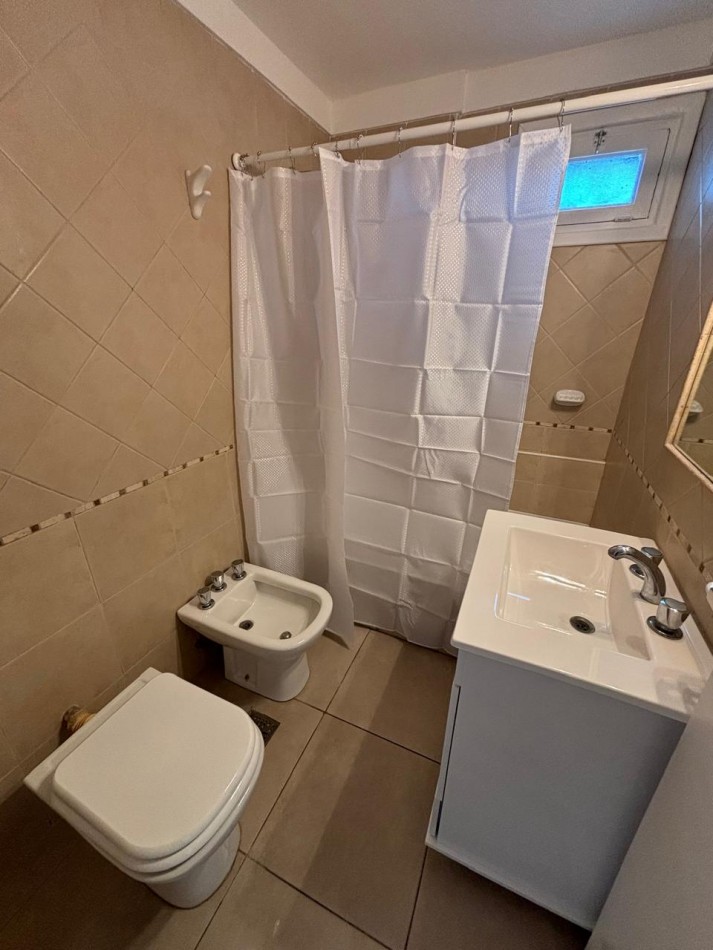 Venta 2 ambientes con dependencias de servicio , a la calle ,balcon frances y vista lateral al mar