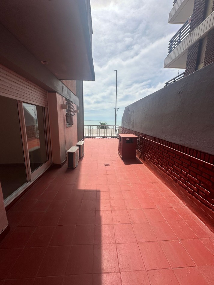 Venta de departamento 3 ambientes a la calle con cochera fija Gran Balcon terraza. Vista frontal al mar