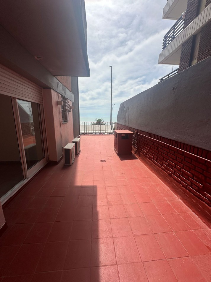 Venta de departamento 3 ambientes a la calle con cochera fija Gran Balcon terraza. Vista frontal al mar