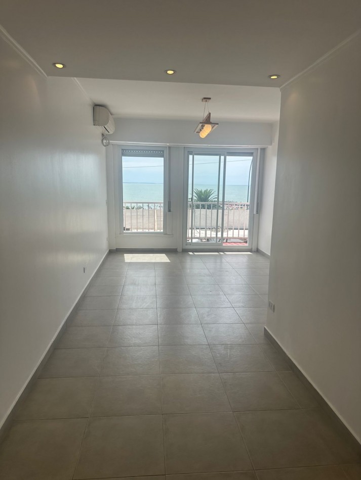 Venta de departamento 3 ambientes a la calle con cochera fija Gran Balcon terraza. Vista frontal al mar