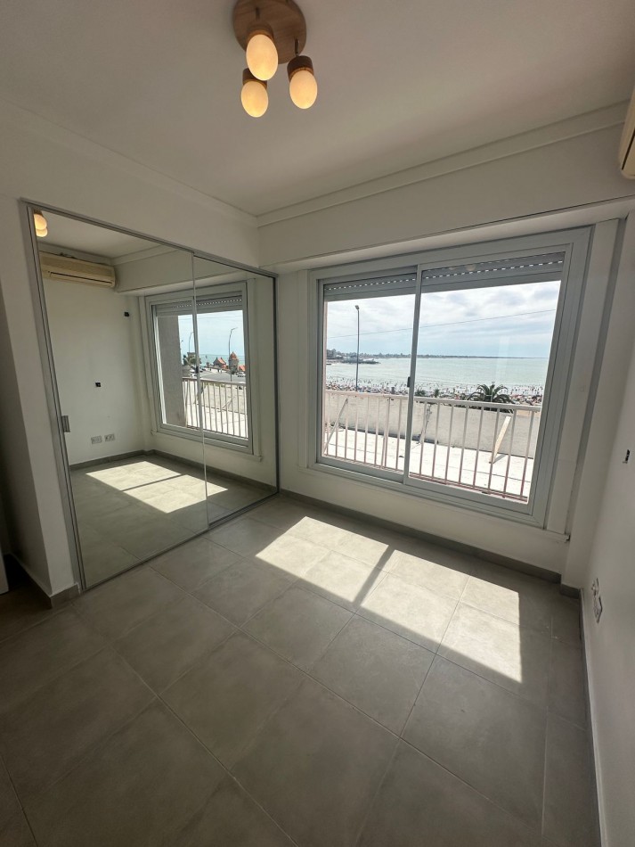 Venta de departamento 3 ambientes a la calle con cochera fija Gran Balcon terraza. Vista frontal al mar
