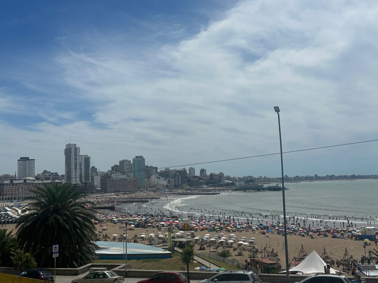 Venta de departamento 3 ambientes a la calle con cochera fija Gran Balcon terraza. Vista frontal al mar