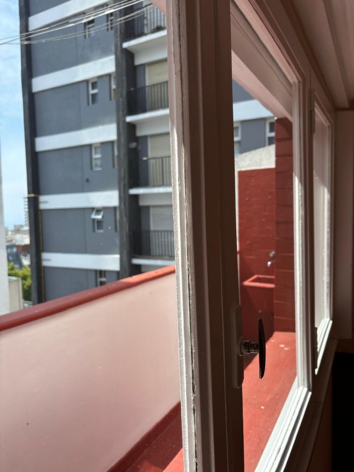 Venta de Departamento 2 ambientes con balcon frances y saliente frente a plaza San Martin