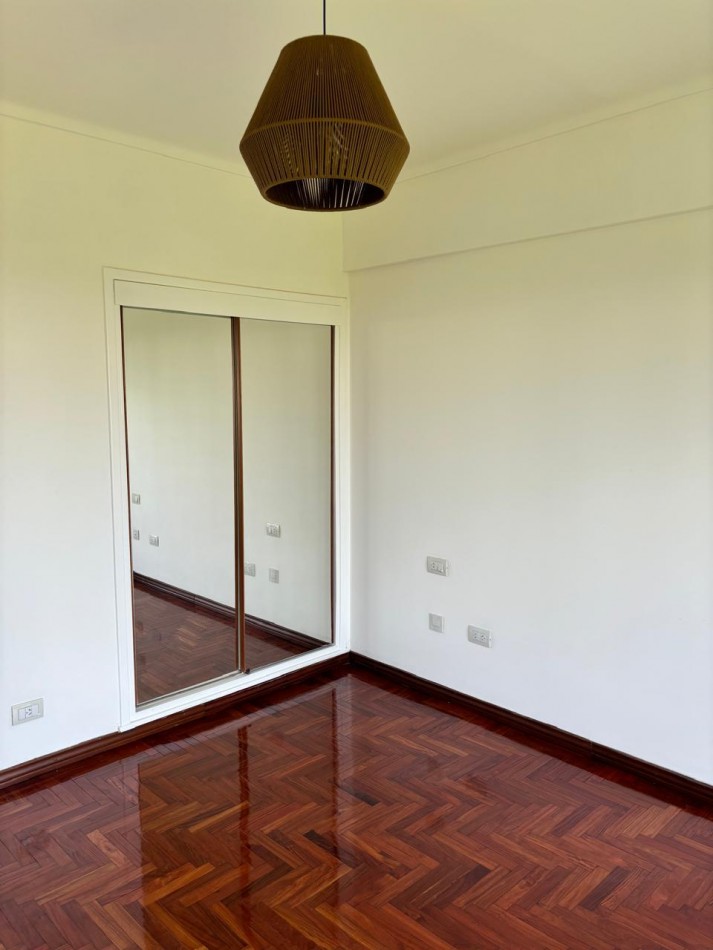 Venta de Departamento 2 ambientes con balcon frances y saliente frente a plaza San Martin