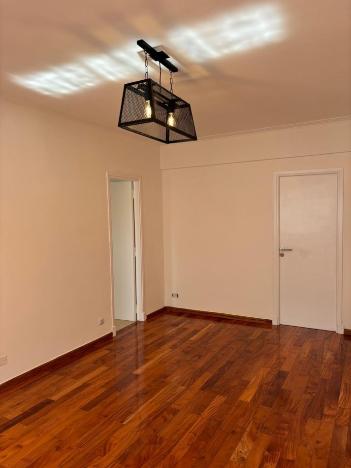 Venta de Departamento 2 ambientes con balcon frances y saliente frente a plaza San Martin