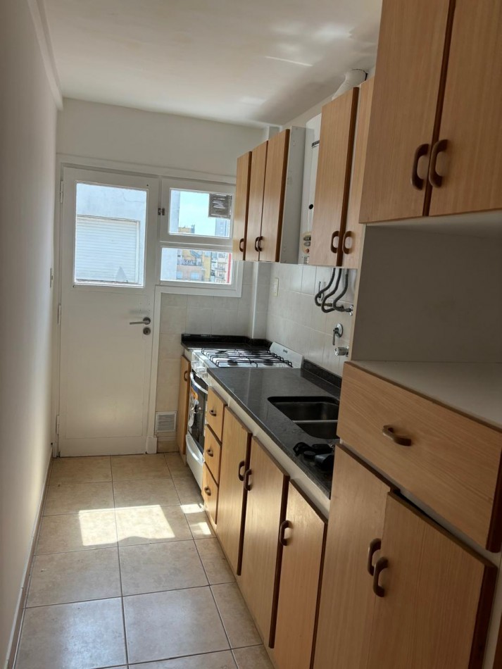 Venta de Departamento 2 ambientes con balcon frances y saliente frente a plaza San Martin