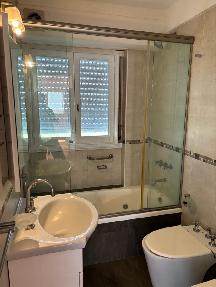Venta de Departamento 2 ambientes con balcon frances y saliente frente a plaza San Martin